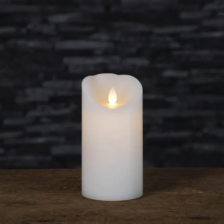Blockljus med glimmande låga