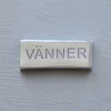 Metallskylt, Vänner