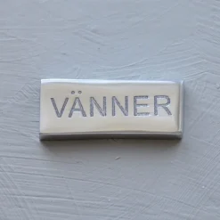 Metallskylt, Vänner