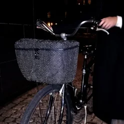 Reflekterande regnskydd till cykelkorg