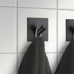 Självhäftande enkelkrok, Beslagsboden