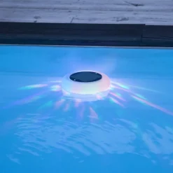 Solcellsladdad poollampa
